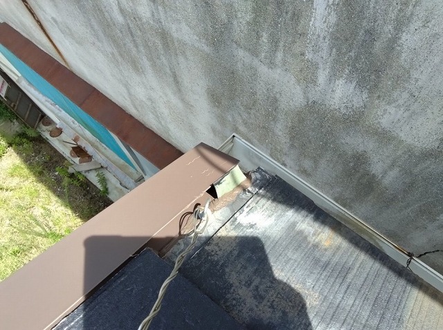 姫路市　屋根端部の板金納まり