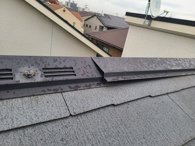 姫路市　棟板金継ぎ目の段差
