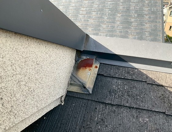 高砂市　壁際板金に錆がある箇所