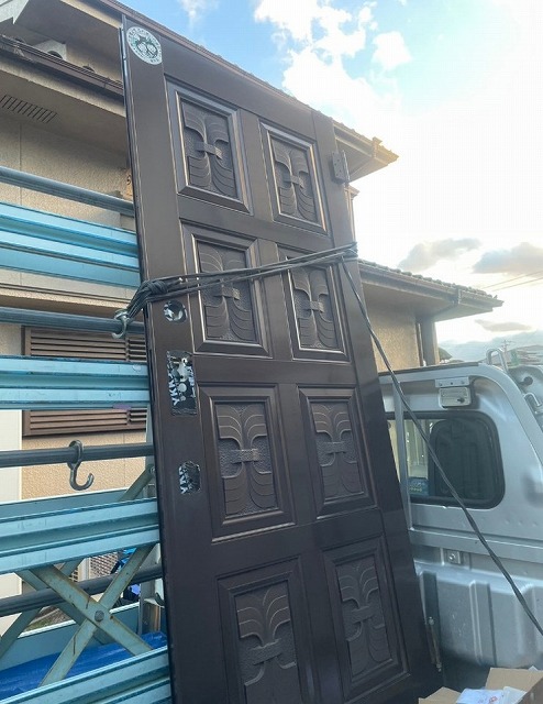 高砂市で傷みが気になってきた玄関をリクシル製玄関ドアへカバー工法