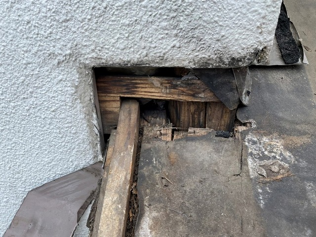 高砂市　壁際の木部露出状況
