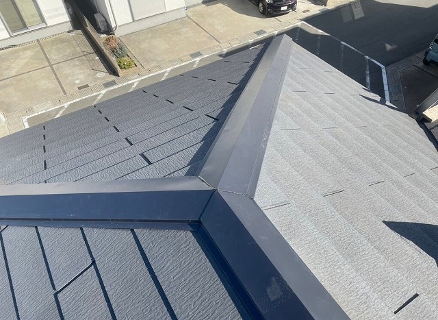 姫路市でカラーベスト屋根の継ぎ目が傷んだ棟板金を交換工事
