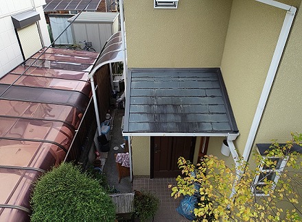 姫路市　玄関上屋根の黒ずみ