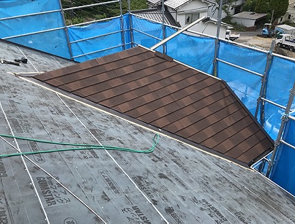 高砂市　屋根材施工開始の様子