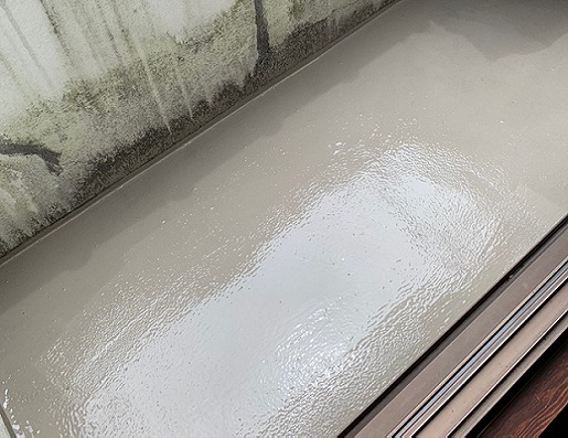 高砂市　一回目水性塗膜防水材塗布後の床面