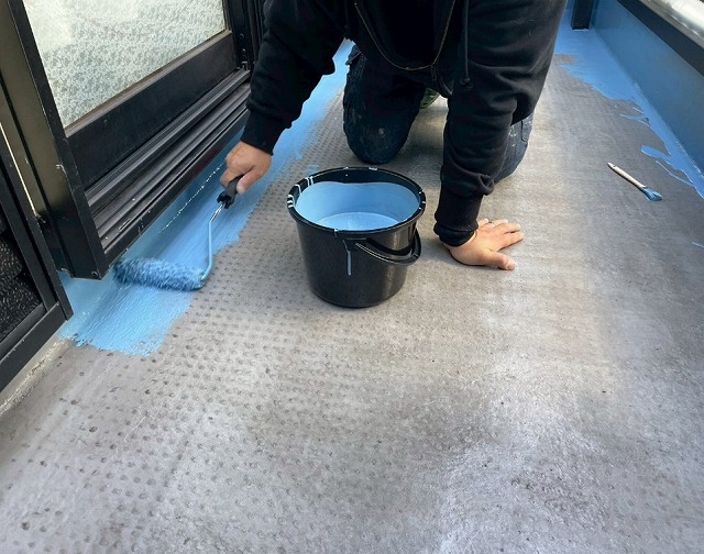 高砂市　床面への水性塗膜防水材塗布