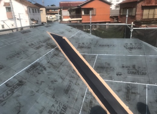 高砂市　ガルバリウム鋼板製の谷板金を施工した谷部分