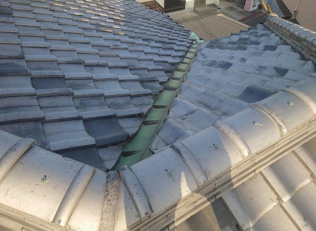 加古郡稲美町でいぶし瓦屋根の銅板製谷板金をガルバリウム製谷板金へ交換した工事
