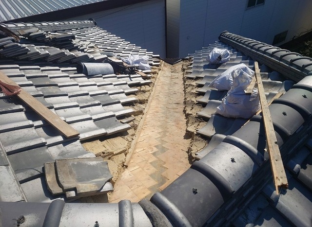 加古郡稲美町　谷瓦を外した屋根面