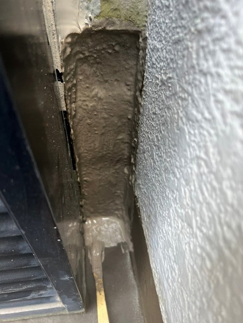高砂市　立ち上がり部分　防水材塗布中