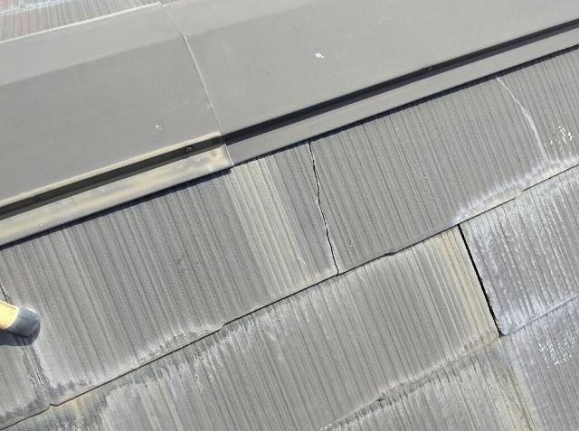 姫路市でカラーべスト屋根を調査、棟板金まわりの開きやひびを確認した現地点検