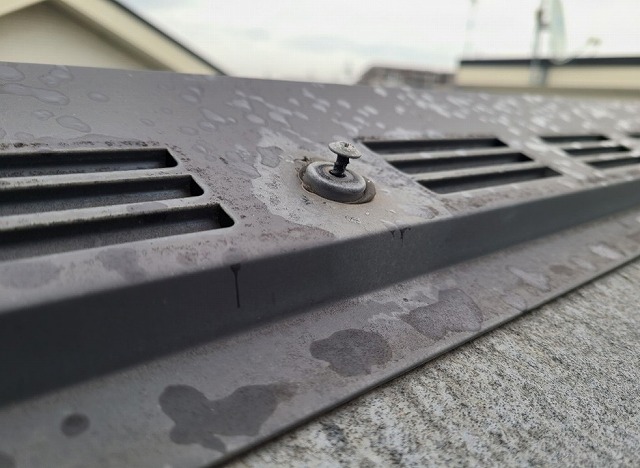 姫路市｜カラーベスト屋根の換気棟付き棟板金にビス浮き・不陸を確認