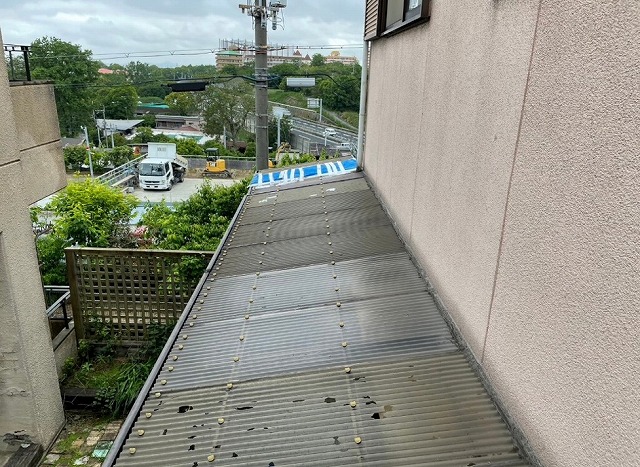 加古川市　穴が多い波板屋根全景