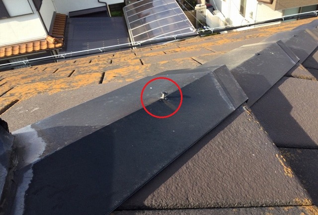 姫路市で換気棟付きセメント瓦屋根、棟板金の変形とビスうき・屋根材のひび確認