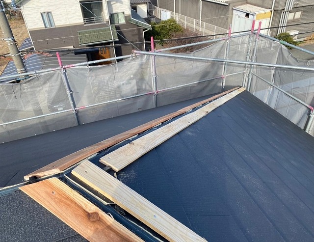 高砂市　隅棟の貫板(ぬきいた)設置