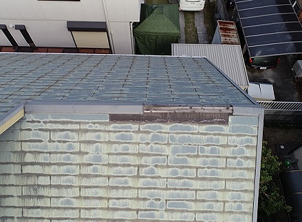 姫路市でドローン点検した屋根に棟板金の欠損とカラーベスト剥がれ