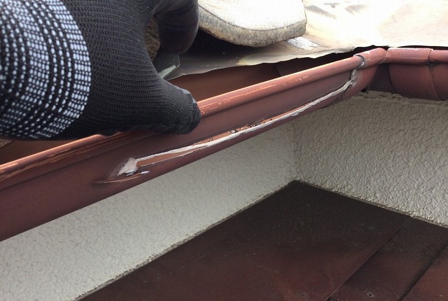 高砂市　軒樋半丸のわれ
