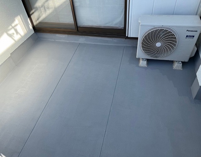 高砂市でベランダのひび割れと色あせを改善した水性塗膜防水工事で防水性を回復