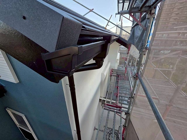 高砂市の住まいでベランダ木部の塗装工事を行いました！傷んだ木材を保護して長持ちさせます