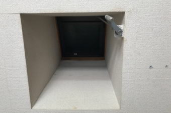 黒い板金に覆われた天窓は、部屋に光を取り込む採光機能が全く機能していません