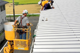 高所作業車を使用しながら大型雨樋を取り付けていきます